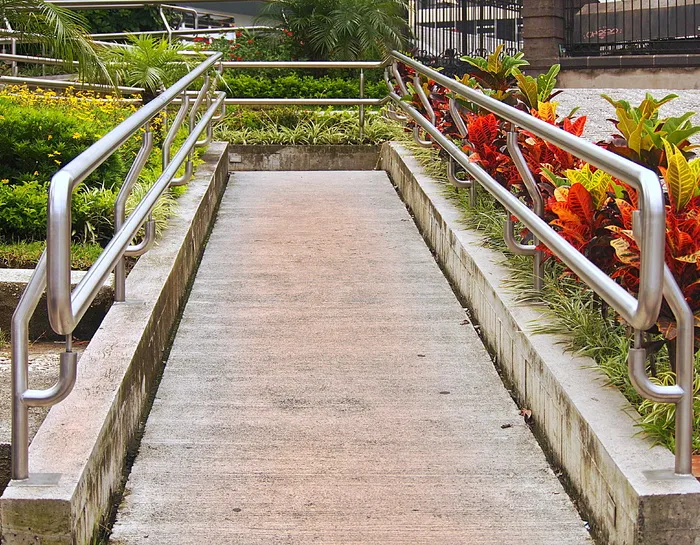 小路、大厅、坡道、栏杆、鲜花、绿地、台阶、栏杆