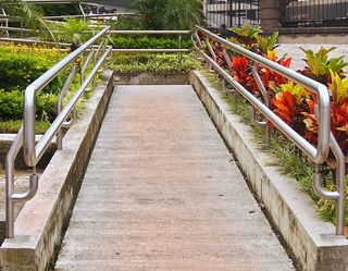 小路、大厅、坡道、栏杆、鲜花、绿地、台阶、栏杆