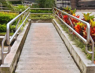 小路、大厅、坡道、栏杆、鲜花、绿地、台阶、栏杆