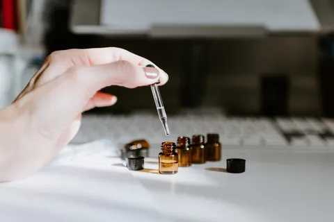 桌子上的棕色瓶子 桌子上的棕色瓶子