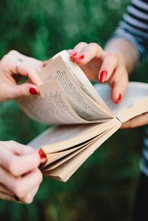 年轻女性毁了这本书