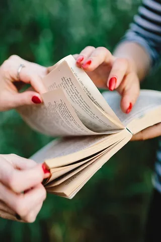 年轻女性毁了这本书