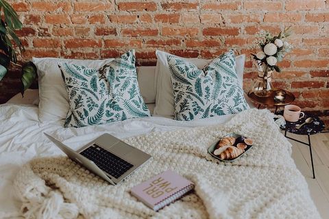 一间漂亮的女人卧室，里面有一束美丽的花