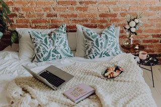 一间漂亮的女人卧室，里面有一束美丽的花