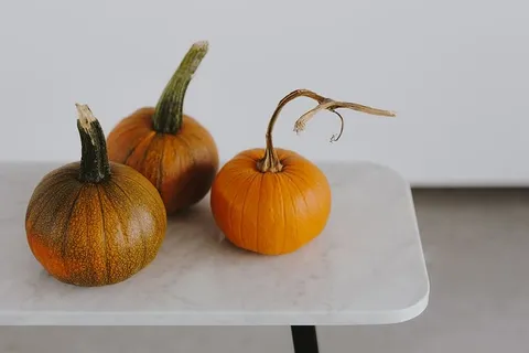 大理石上的橙色万圣节南瓜
