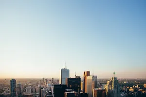 上午城市摩天大楼鸟瞰图