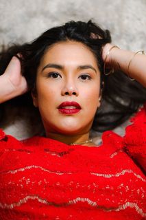 穿红色上衣的女人