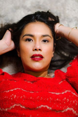 穿红色上衣的女人