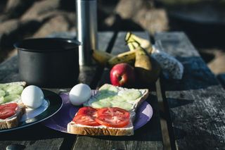 大自然中的露营早餐