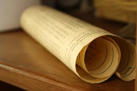 白色、卷轴、棕色、木质、表面、羊皮纸、合同、纸张 白色、卷轴、棕色、木质、表面、羊皮纸、合同、纸张