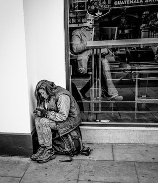 灰度照片，女人，坐着，包，旁边，华尔街，他们和我们