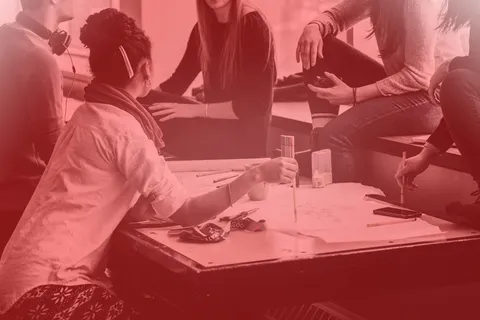 商务会议-在桌上讨论计划-年轻企业家