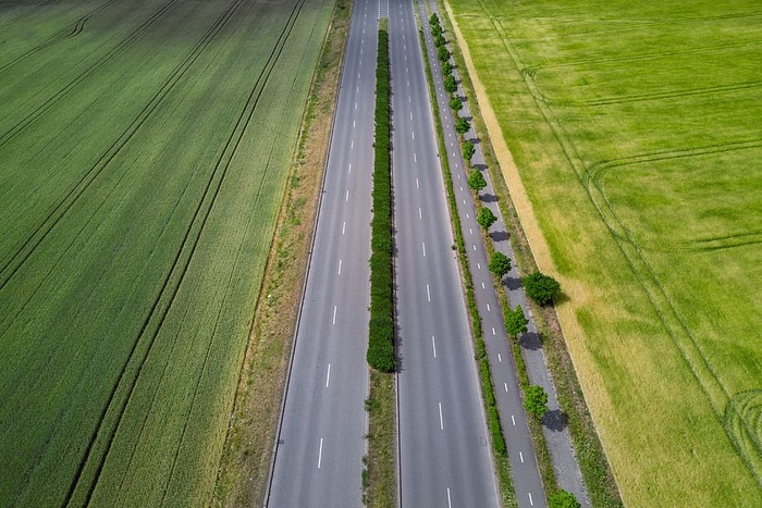 夏季野外公路鸟瞰图