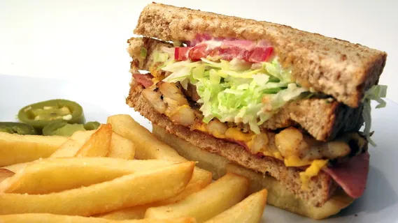 肉三明治,薯条,三明治,火腿,奶酪,果酱,快餐,食品 肉三明治,薯条,三明治,火腿,奶酪,果酱,快餐,食品