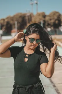 拿着头发的女人 拿着头发的女人