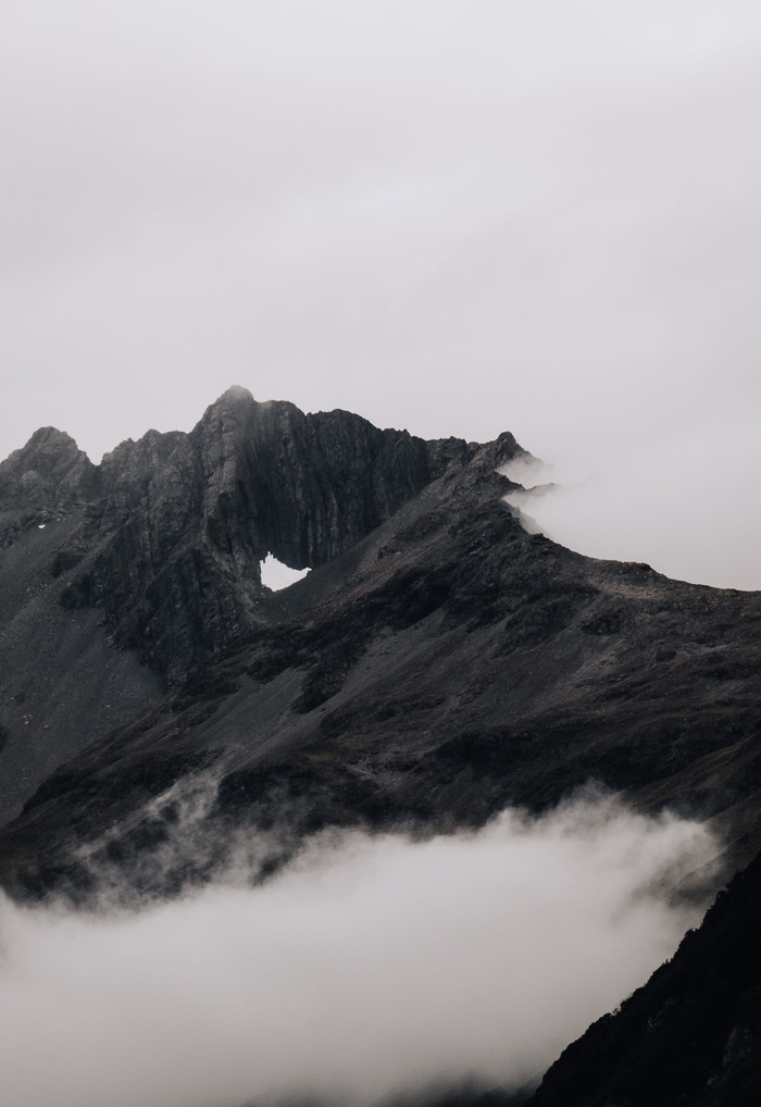 雾蒙蒙的岩石山