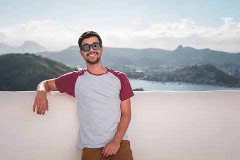 身穿灰色和红色圆领衬衫的男子微笑着 身穿灰色和红色圆领衬衫的男子微笑着