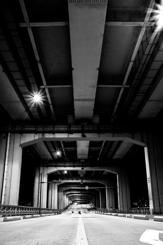 灰色桥梁结构，道路，桥梁，下方，光，暗，空，公路旅行