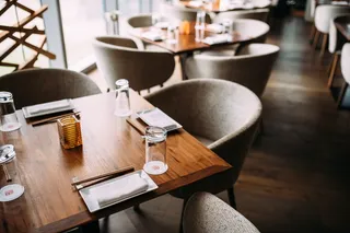 棕色木桌配灰色椅子