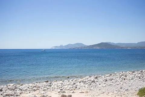 阳光下的石头海岸，背景是地平线