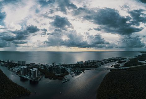 多云天空下的海洋美景