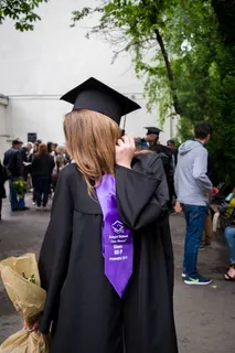 毕业，爱情，微笑，欢笑，毕业，一群人，真正的人