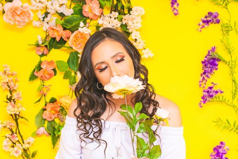 闻着白色花瓣花朵的女人