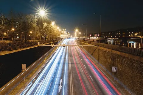 城市夜间公路上的车灯