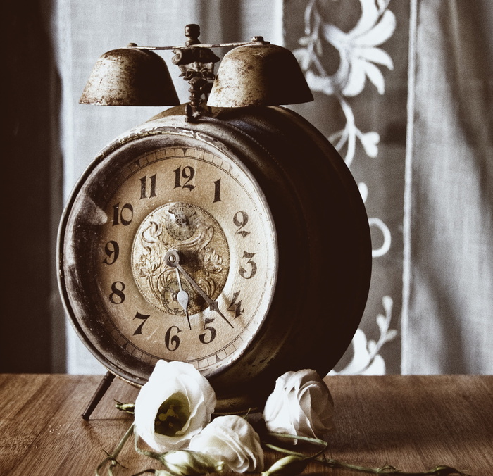 米色，双钟闹钟，桌子，灰色，窗帘，手表，古老，古老