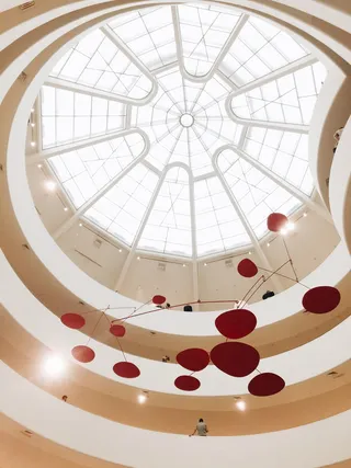 白色和棕色木船模型