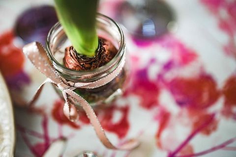 复活节餐桌上有可爱的粉色装饰、鲜花、柳絮和鸡蛋