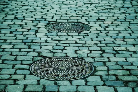 两个，灰色，钢制人孔，盖子，人孔盖，gulli，gullideckel，走开