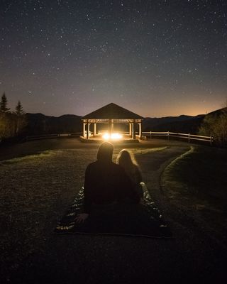 草地上情侣的剪影摄影