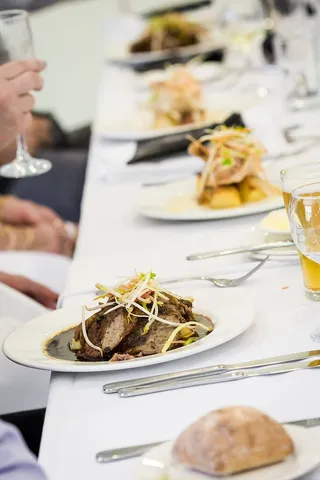 圆形白色陶瓷盘子上的糕点