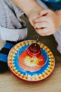 孩子们在地板上玩玩具