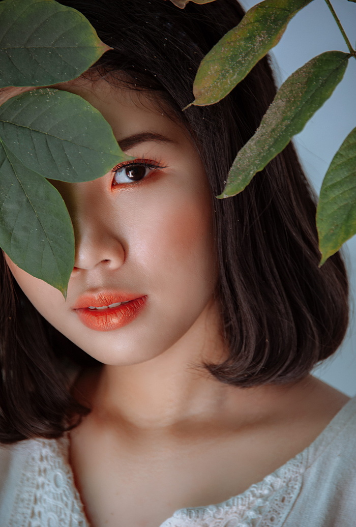 躲在树叶后面的女人的照片