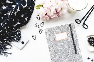 白色智能手机和黑色围巾