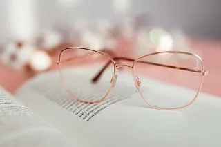 打开粉红色背景的书