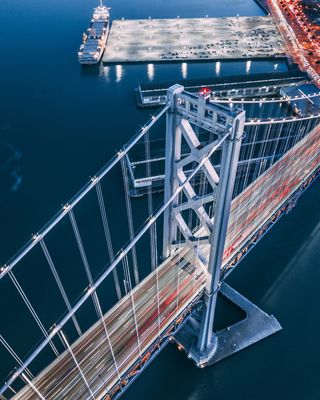 水体上桥梁的俯视图