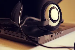 耳机和笔记本电脑#3