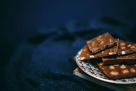 合上一块坚果巧克力 合上一块坚果巧克力