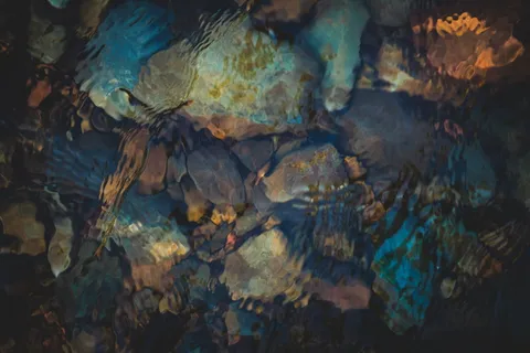 清水中的青色和五彩石 清水中的青色和五彩石