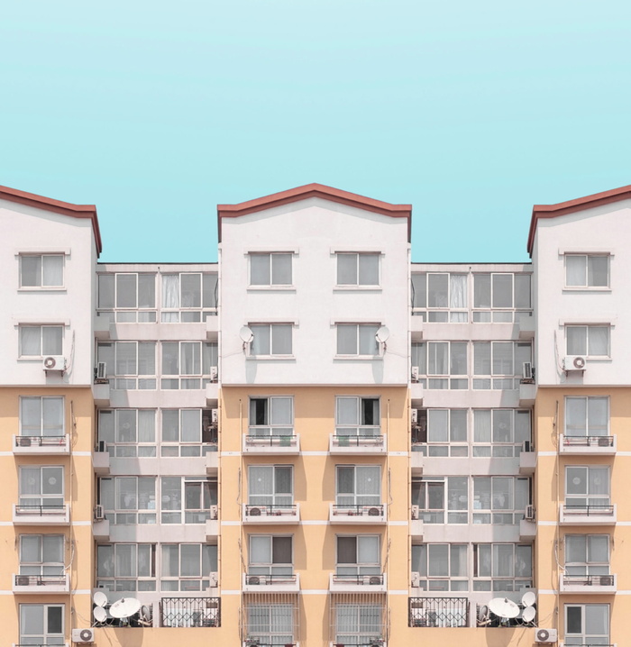 白色和棕色的高层建筑