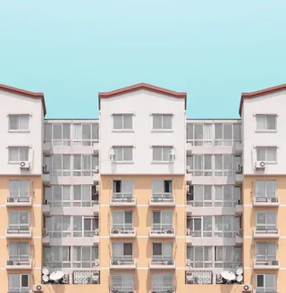 白色和棕色的高层建筑