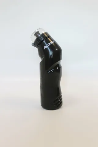 运动瓶，塑料瓶，黑瓶，摄影棚拍摄，单一物体，室内，无人，特写