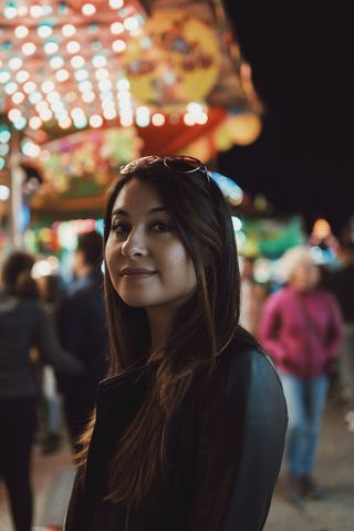 穿黑上衣的女人