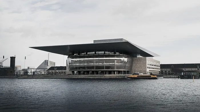 daytiem港大楼附近的船只