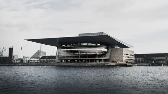 daytiem港大楼附近的船只