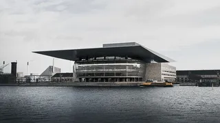 daytiem港大楼附近的船只