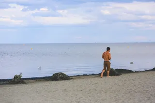 走在沙滩上的年轻人